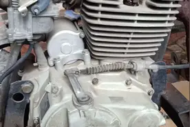 摩托车只能怠速不能加油门，一加油门就熄火，原来问题出在这里。视频封面