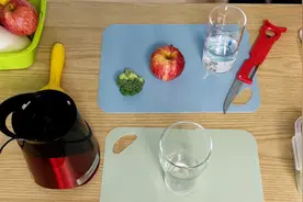 每天教大家一款排毒蔬果汁，今天学习“西兰花苹蔬果汁”视频封面