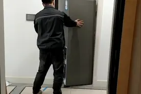 买的冰箱送来了厨房门窄进不来怎么办，看看这段视频这办法真不错