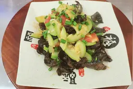 店主分享：“西葫芦木耳炒番茄”的家常做法，简单易学，好吃不贵