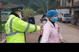 弟弟防控点执勤偶遇护士姐姐，姐姐：先过来消毒、测体温！视频封面