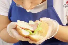 爆笑恶搞，美女店员向顾客的热狗里吐口水，顾客吃的津津有味视频封面