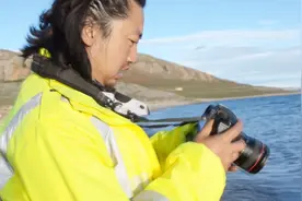 你知道我这几年是怎么过的吗？不是在西藏就是在新疆骑摩托车！