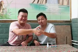 小伙恶搞502胶水，刚试一下就分不开了，以后如果没了指纹怎么办