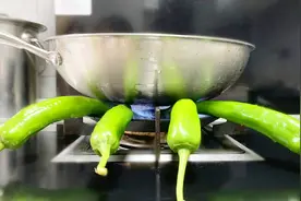 湖南人吃辣椒最独特，姑娘放煤气上烤，做成的美食能下3碗饭