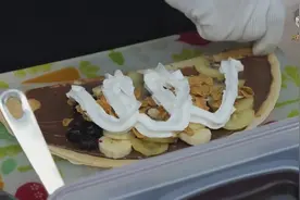 这是韩国的香蕉可丽饼，4500韩币一个，看着很好吃，不过感觉真贵