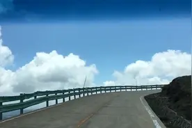 长白山天池山路十八弯好险 一路上都是美景视频封面