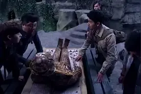 三千年的死尸居然还有呼吸，很想知道#张起灵# 的前世今生。视频封面