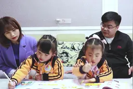双胞胎姐妹撒谎逃避写作业，爸爸讲了一个故事，萌娃勇于认错视频封面