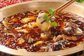 想吃火锅不用去店里了，川菜师傅教你鱼头火锅，在家就能做出来