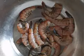 冰箱中已经变黑的虾，二嫂简单一做，竟变成了人人喜爱的美味视频封面