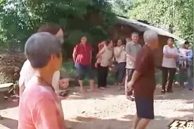 厚达10公分的水泥地 竟能喷出红色的水 村民刨开地泥土却是干的