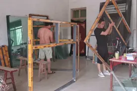 兄弟俩今天给做了几个窗赚个大工钱，门窗生意近来真是不好做了视频封面