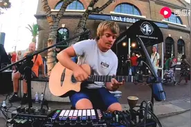 街头大神又来了，现场演奏音乐并合成，除了佩服还是佩服！视频封面