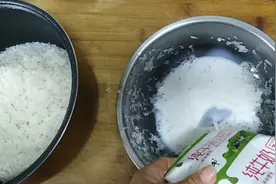 大米里加牛奶，蒸的米又香又甜，配上儿媳妇炖的菜，这顿饭好吃