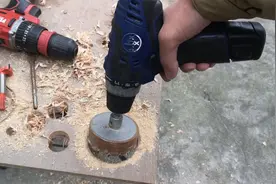 淘宝30元包邮买的12V电钻据说力气很大，农村Y哥专门买来开孔测试