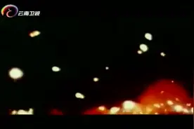 南越总统吴婷艳惨死照片，尸体被扔到装甲车上，身上都是刺伤