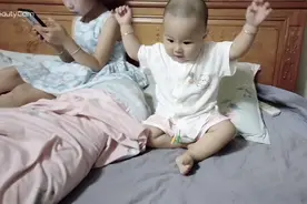 十个月宝宝居然会跳舞，还跳的有模有样的，把爸妈都乐坏了