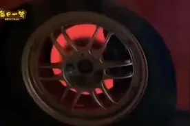 老婆拉着手刹开车，开出了300公里，轮子都这样了，幸好安全无事视频封面