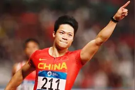风一样的男人，冠军苏炳添立定跳远，不仅跑得快，还能跳那么远