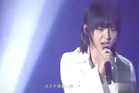 周笔畅演唱会激情唱《逃跑》，动感十足，太有感染力了！视频封面