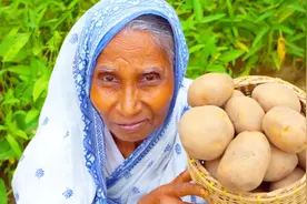 印度农村人吃土豆皮，多么奇葩的烹饪方式，这样能好吃吗？视频封面