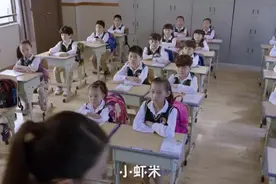 调皮鬼考试传纸条被发现，谁知老师看了纸条内容后，直接放过他们视频封面