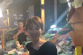 豪车女摆摊寻激情，凉粉哥艰难求生存，扭曲背后深藏的是什么？视频封面