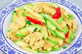 大厨分享西葫芦炒鸡蛋更好吃做法，营养美味清淡爽口，做法超简单