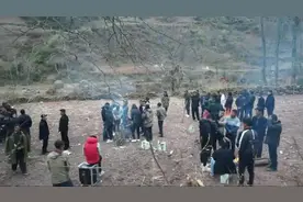 四川彝族一户穷人家办酒，客人蹲在地上吃饭，一张桌子都没有视频封面