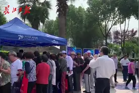 武汉这个区一大早就排起了长队？原来是城市留言板来啦！视频封面