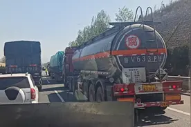 日照去青岛途中沈海高速上又堵车了，放眼望去全是货车，啥情况视频封面