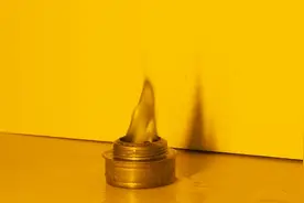 世界上真的有黑色火焰？盐水滴入酒精灯，电影特效也不过如此视频封面