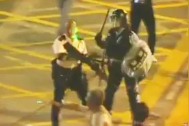 外媒集火攻击昨晚香港警察举枪 那是因为你没看这幕！