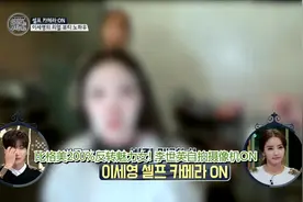 李世英敷着面膜自拍，化妆师给她化妆，素颜的她也很美