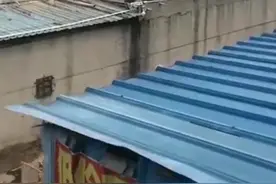 突发！东莞一公司厂房起火，现场火势猛烈，浓烟喷窗而出视频封面