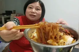 看看香姐是怎么做的牛肉白菜烩粉条，做了一大盆差点没够吃呀😄