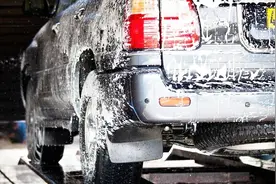 汽车暴晒后可以洗车吗？老司机：夏天洗车有讲究 不懂别再乱洗了视频封面