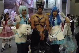 漫展中心万花丛中一点绿，肌肉小哥COS实力抢镜