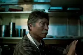 77岁洗碗工会太极，一群人推不动一个人，警察来了也毫无办法