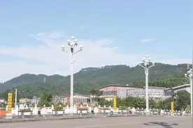 这里是天府之国，难见的蓝天白云天空，就是好看