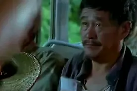 大叔带死人坐车遇劫匪，让全车人逃过一劫，转眼却被赶下车。视频封面