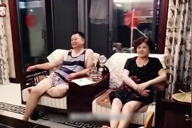 李宇春首次曝光家中内景，厨房接地气之外，父母14年变化让人感慨视频封面