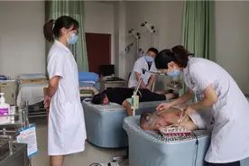 上班这么多年第一次遇到这种病人，实习生直接被骂哭视频封面