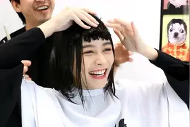 23岁妹子第一次尝试剪短发，发型师直接剪成“香菇头”，乐坏了视频封面