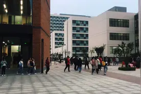 泰山脚下百年农大新校区经济管理学院投入使用了，来看看吧视频封面