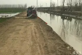 农村用拖拉机抽渠水浇地，一块看看怎么浇的视频封面