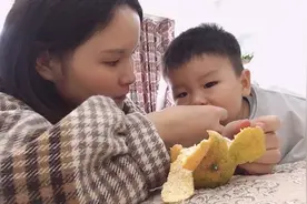 有个好吃的宝宝是什么体验，看到吃的爬的飞快，太搞笑了