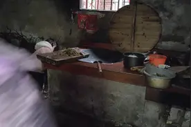 阿根一周透析2次，奶奶残疾，果果孙女没有很好教育，5岁还要人喂