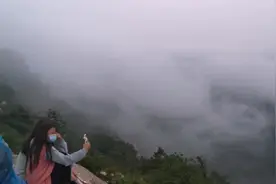 在泰山顶上起了大雾，以为看不到日出了，没想到准备走的时候奇迹